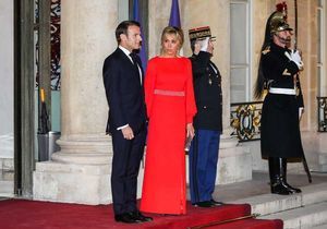 Brigitte Macron aux côtés d’Hélène Rollès et Alain Delon pour un dîner d’Etat pour le président chinois