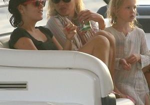  Kate Moss et Lily Allen sont sur un bateau…