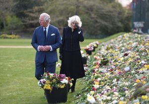 Mort du prince Philip : l’émotion de Charles et Camilla en découvrant les hommages du peuple