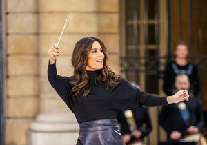 Eva Longoria, cheffe d'orchestre du défilé L'Oréal Paris aux côtés de Caroline Receveur et Camila Cabello