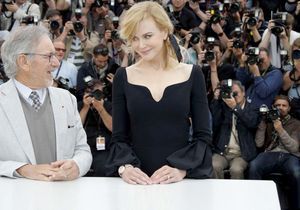 Le jury de Cannes prend la pose sur tapis rouge