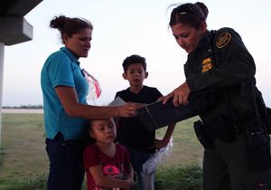   États-Unis : des centaines d’enfants migrants retrouvent leurs parents