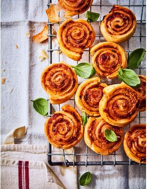 Feuilletés roulés basilic, tomates séchées et parmesan