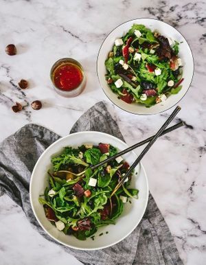 Salade roquette, jambon, feta et noisettes