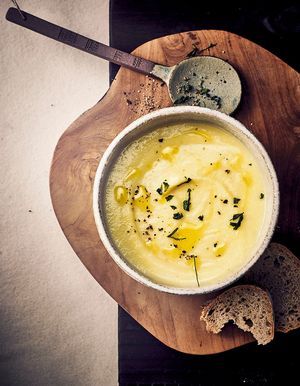 Kremowa zupa z pieczonego pasternaku z czosnkiem i śmietaną