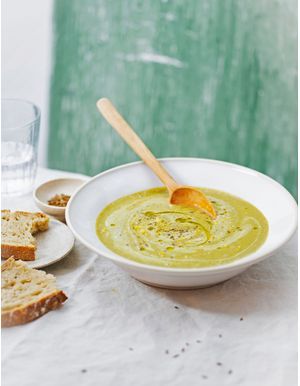 Zupa krem ​​z grochu łuskanego z porem doprawionym kminkiem