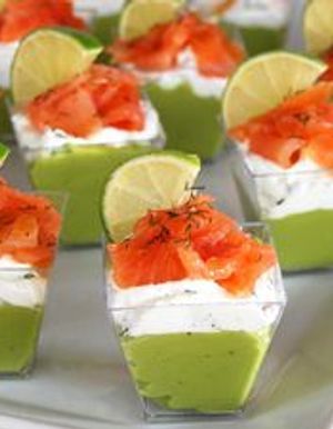 Verrines avocat, fromage à la crème aux herbes et saumon fumé