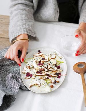 Carpaccio de champignons de Paris et pomme verte à la fourme d'Ambert, huile de noisette