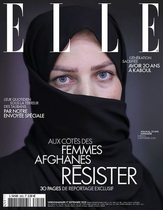 Le reportage de ELLE sur les Afghanes exposé sur les Champs-Élysées