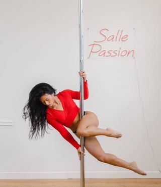 J’ai testé la pole dance : un sport pour renouer avec son corps et son mental   