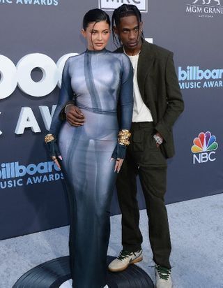 Billboard Music Awards : Kylie Jenner et Stormi aux côtés de Travis Scott sur le tapis rouge