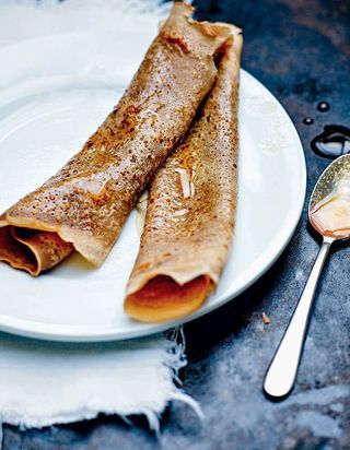 Crepes A La Farine De Manioc Bananes Pour 4 Personnes Recettes Elle A Table
