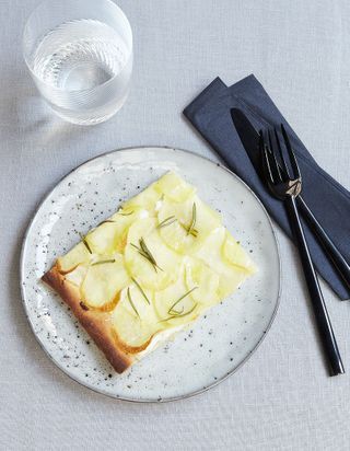 Pizza au sarrasin, champignons, concombre et scarmoza pour ...