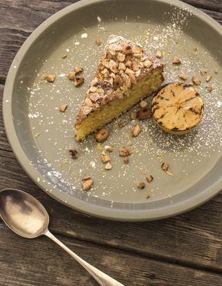 Gateau Tiede Raisin Amandes Pour 6 Personnes Recettes Elle A Table