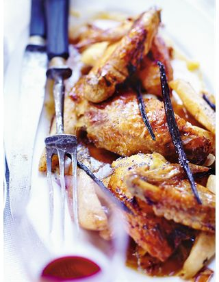 Poularde rôtie farcie sous la peau et gratin potimarron-pomme de terre