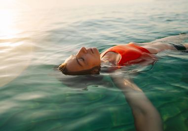 Une femme dans l'eau sur le dos