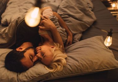 Un moment de tendresse entre un couple dans un lit