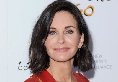 Courteney Cox relance la frange courte d'une drôle de façon