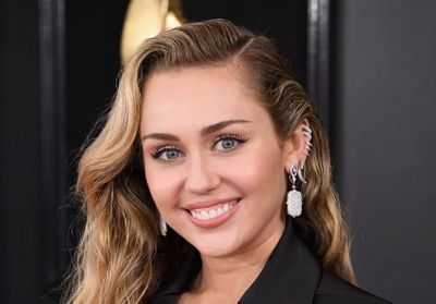 Miley Cyrus fait renaître le maquillage disco dans son dernier clip « Midnight Sky »