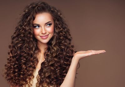 Cheveux : comment ne pas se prendre la tête avec ses boucles ?