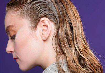 Comment (bien) se sécher les cheveux naturellement pour un résultat canon
