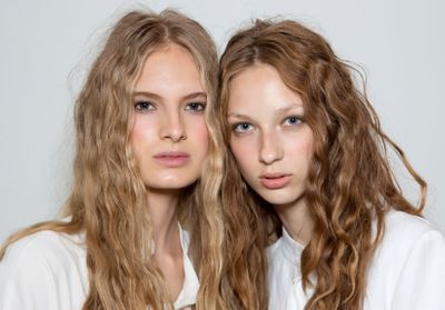 Voici comment obtenir de belles boucles avec un collant