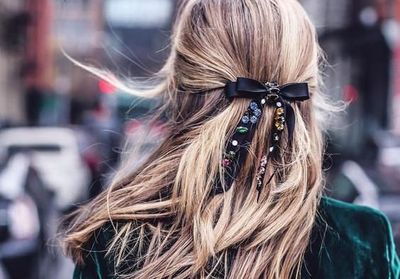 Cheveux attachés : idées de coiffures chics ou décontractées