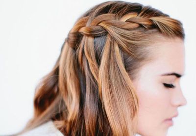 Comment faire une tresse cascade en trois étapes