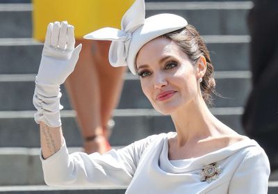 Angelina Jolie s'affiche en blonde et renoue avec une colo d'antan
