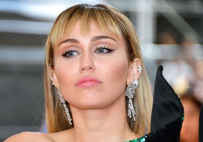 Avec sa nouvelle coiffure, Miley Cyrus annonce-t-elle le retour de la crête ?