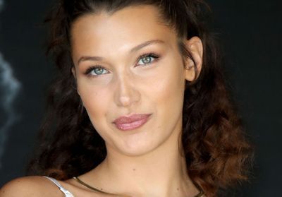 Bella Hadid métamorphosée : elle adopte une pixie cut blonde pour Dior