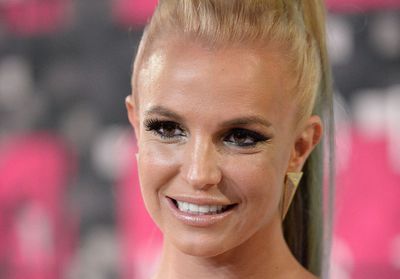 Britney Spears teint ses cheveux en violet pour une raison surprenante