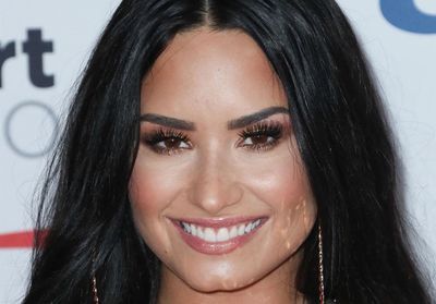 Coupe courte : Demi Lovato dévoile son crâne rasé et c'est canon !