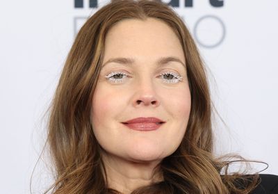 Drew Barrymore est méconnaissable avec une chevelure ultra longue
