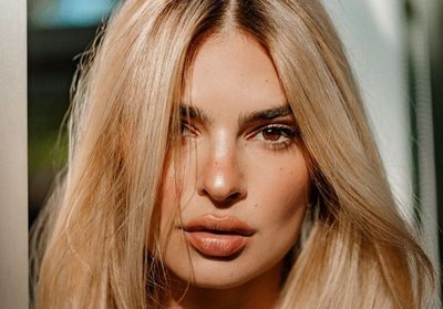 Emily Ratajkowski passe du brun au blond avec Kérastase