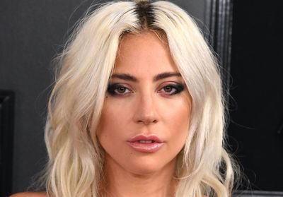 Friends : Lady Gaga adopte la coiffure culte de Phoebe Buffay pour chanter avec Lisa Kudrow