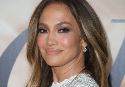 Jennifer Lopez adopte le chignon déstructuré et rapide à faire