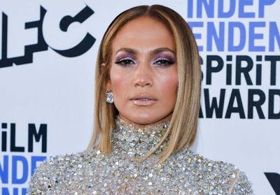 Jennifer Lopez adopte une frange rideau extra longue et c'est sublime