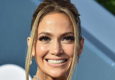 Jennifer Lopez fait renaître cette coiffure des années 2000 aux SAG Awards