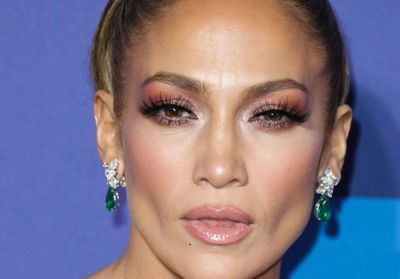 Jennifer Lopez opte pour une coiffure des années 70 sur Instagram