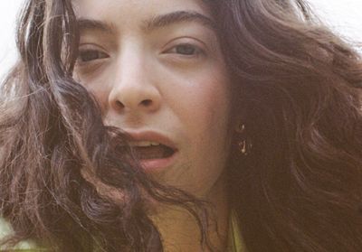 La chanteuse Lorde change radicalement de couleur de cheveux dans son nouveau clip « Mood Ring »