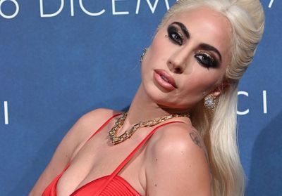 Lady Gaga adopte la courte courte avec élégance