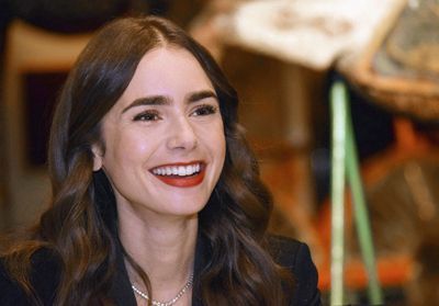 Lily Collins dévoile le chignon de mariée le plus élégant du moment