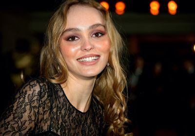 Lily-Rose Depp adopte une coiffure ultra-chic pour Chanel