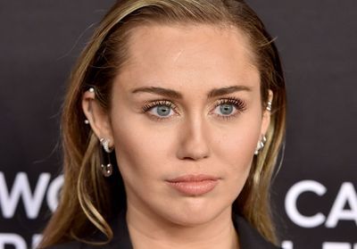 Miley Cyrus affiche une coiffure hommage à Brigitte Bardot