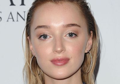 Phoebe Dyevor (Bridgerton) fait renaître le brushing des années 80