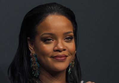 Rihanna adopte une nouvelle fois la coupe mulet