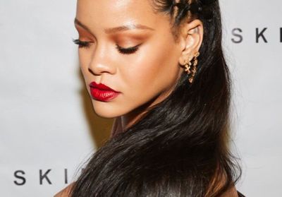 Rihanna s'affiche avec une nouvelle coupe de cheveux pour fêter la réussite de son parfum