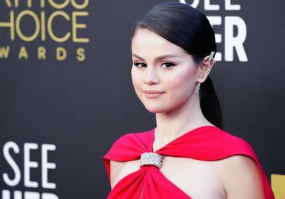 Selena Gomez adopte la frange idéale pour le printemps