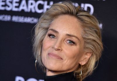 Sharon Stone troque ses cheveux lisses pour un carré bouclé tendance